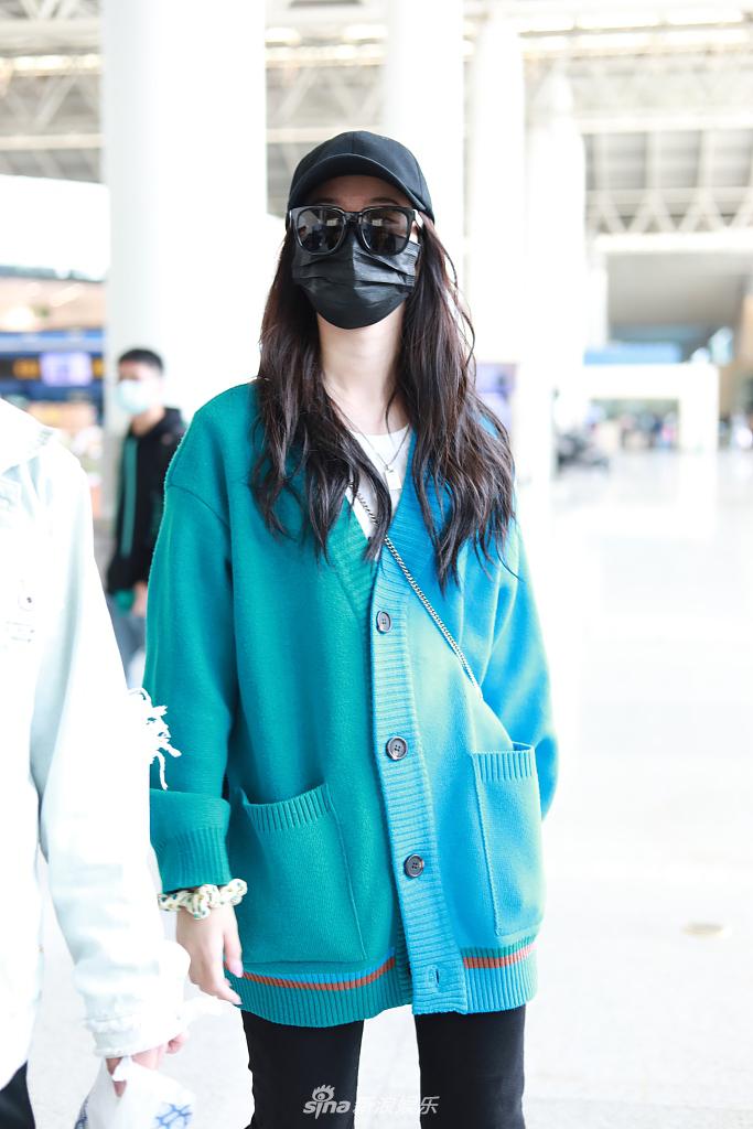 组图:徐艺洋穿蓝绿拼接开衫时髦清新 秀发丰厚黑超炫酷又美又飒