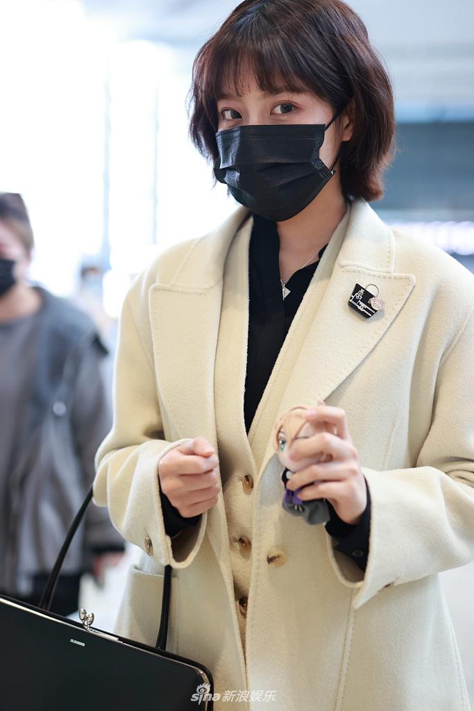 组图:李艺彤短发清爽穿西装气质佳 获送卡通挂件笑成眯眯眼超萌