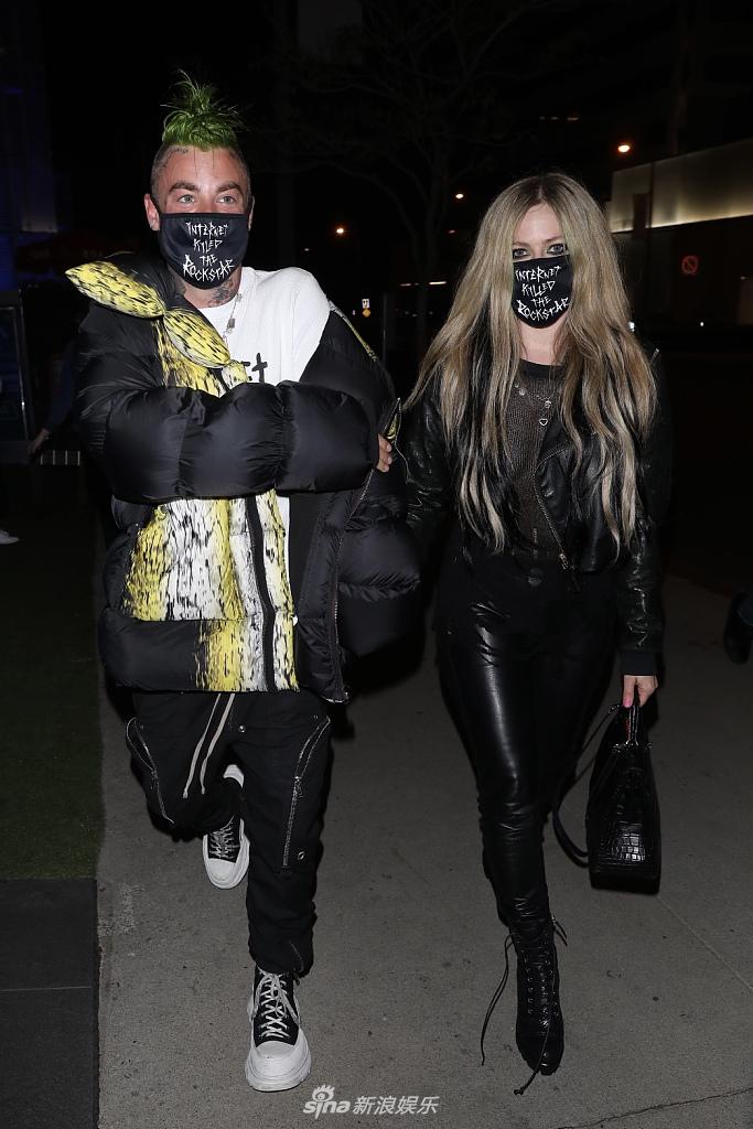 当地时间2021年2月12日,洛杉矶,艾薇儿(avril lavigne)与男友mod sun