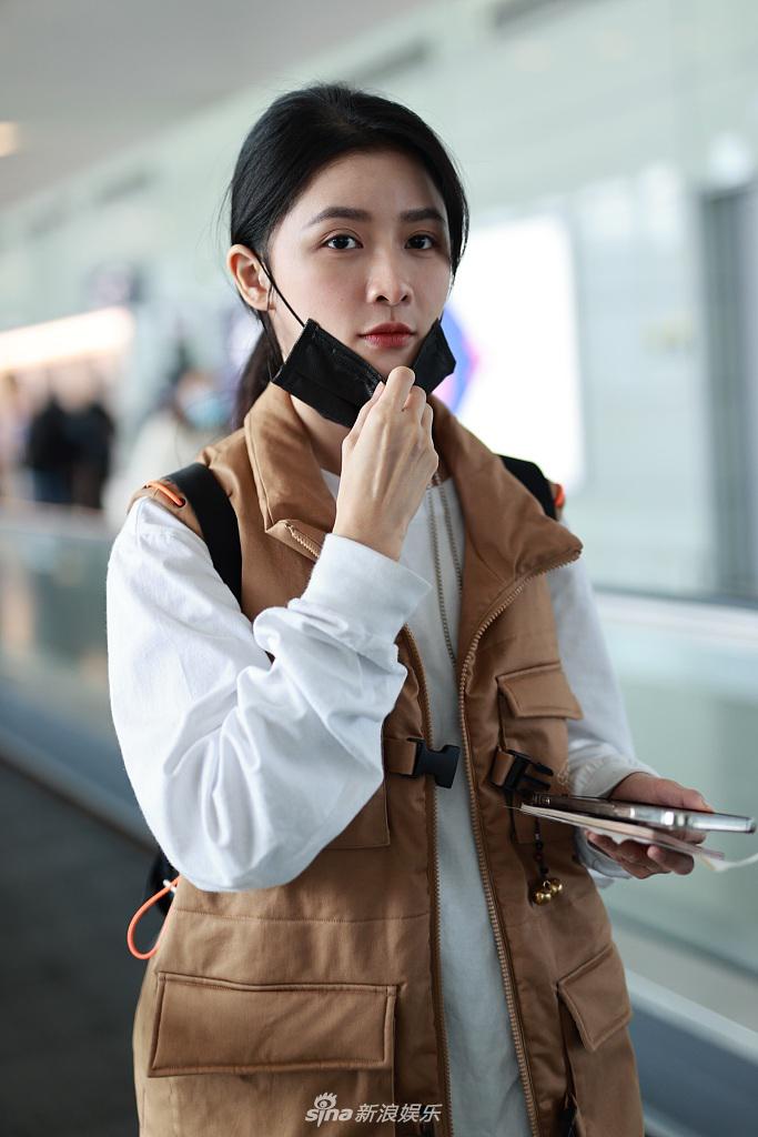 组图:蔡卓宜梳随性低马尾清新十足 见粉丝灿笑挥手玩"捏脸鲨"