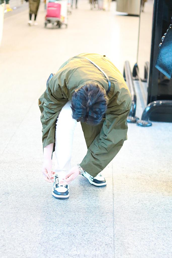 组图:阿云嘎穿风衣大步赶路似走秀 中途蹲下系鞋带秒破功_高清图集_新