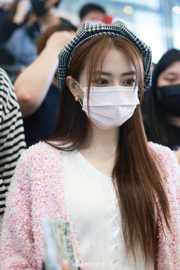 组图:徐璐对粉丝比v宠粉力满分 穿粉色绒毛开衫化身甜美少女