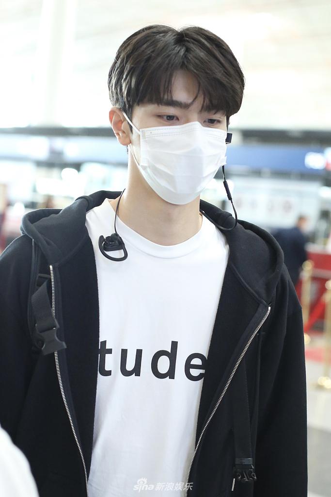 组图:林一头顶"爱心"个性十足 黑白配照样穿出高级感