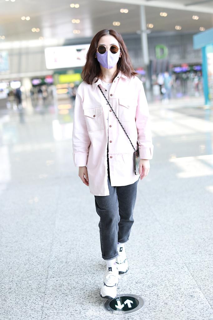 组图:蔡卓妍淡粉色牛仔元气满满 造型清新甜美似学姐_高清图集_新浪网