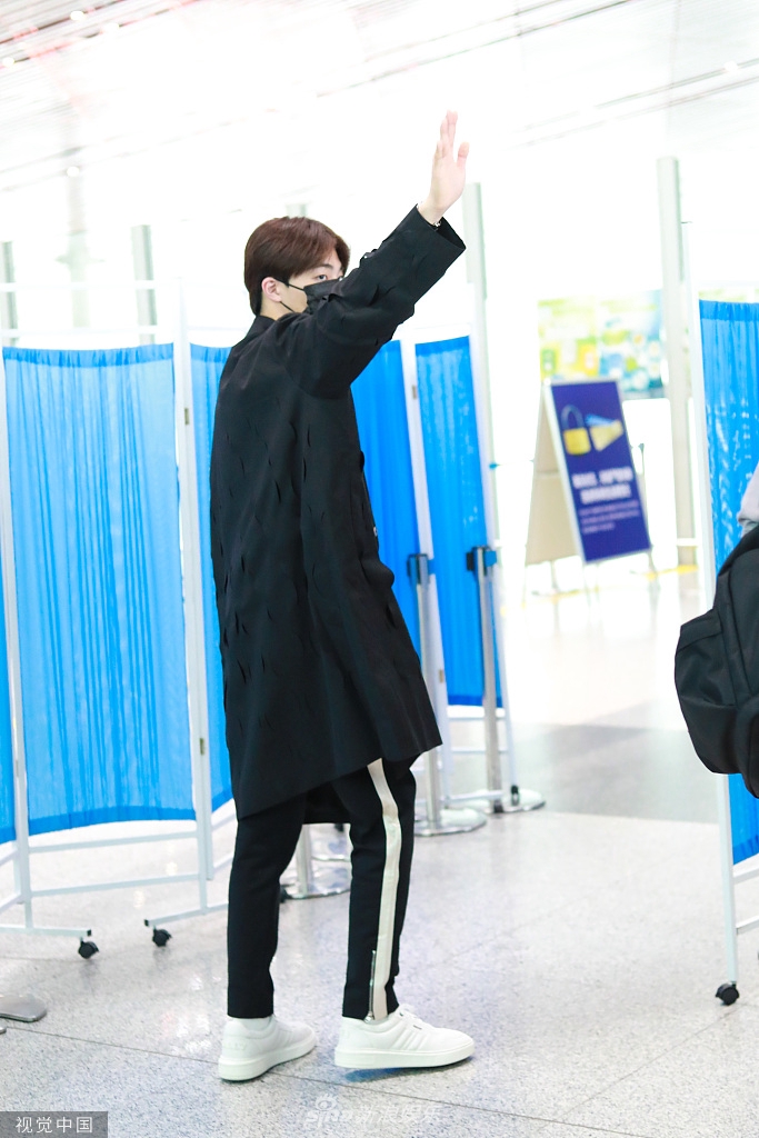 组图:陈立农黑色风衣帅气似偶像男主 临行转身挥手和粉丝打招呼