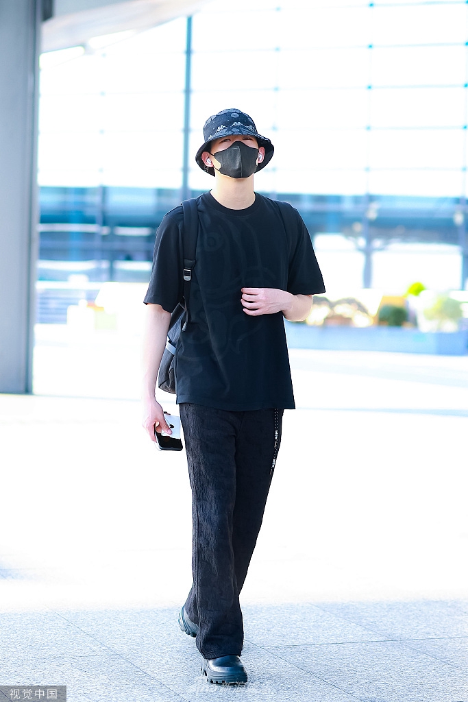 组图:王安宇黑色系look冷酷英气 身材挺拔长腿抢镜超有气场