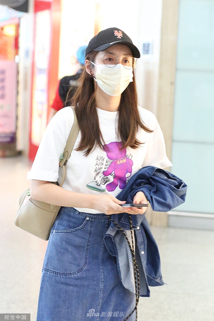 组图:吕一穿牛仔半身裙身材超好 戴鸭舌帽对镜挥手元气满满