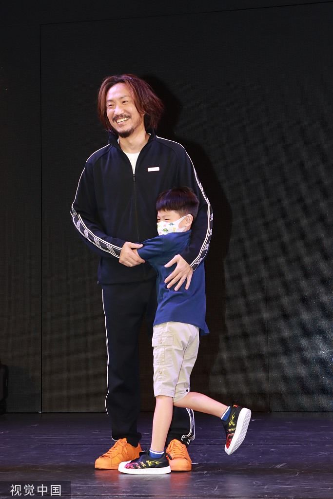 组图:郑中基粉丝见面会妻儿齐助阵 萌娃熊抱爸爸场面温馨