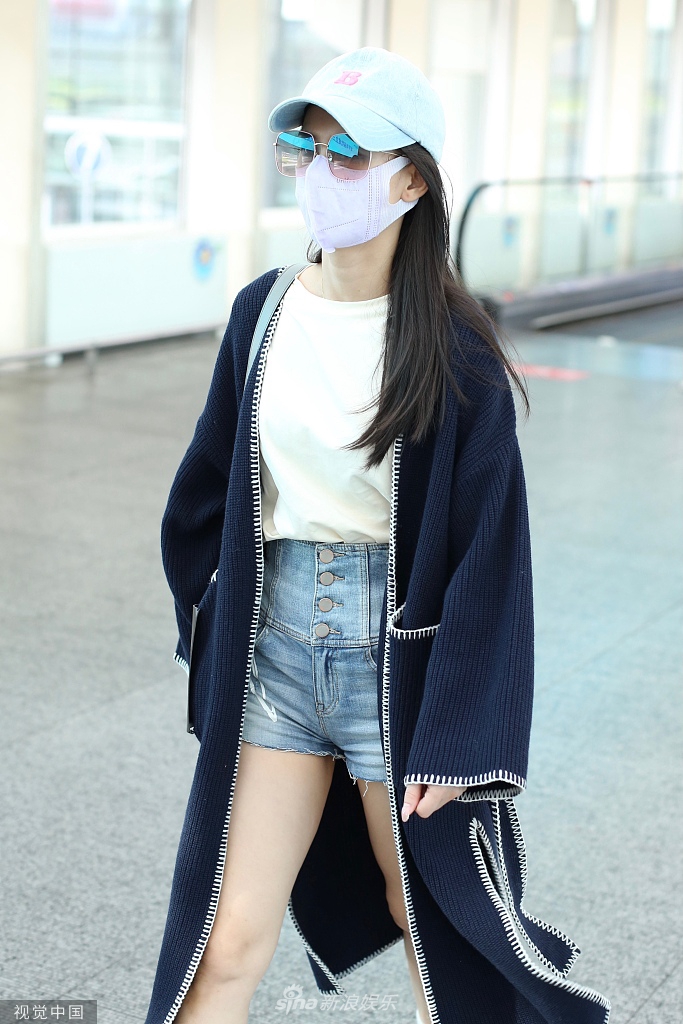 组图:黄圣依穿开衫配牛仔短裤秀美腿 戴棒球帽大步流星气场超飒