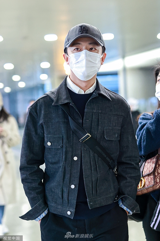 组图:黄轩牛仔外套酷帅有型 双手插兜疾走气质硬朗