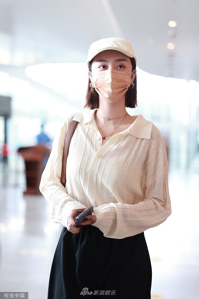 组图：赵小棠白色针织衣搭黑长裙现身短发造型知性干练第2张图片