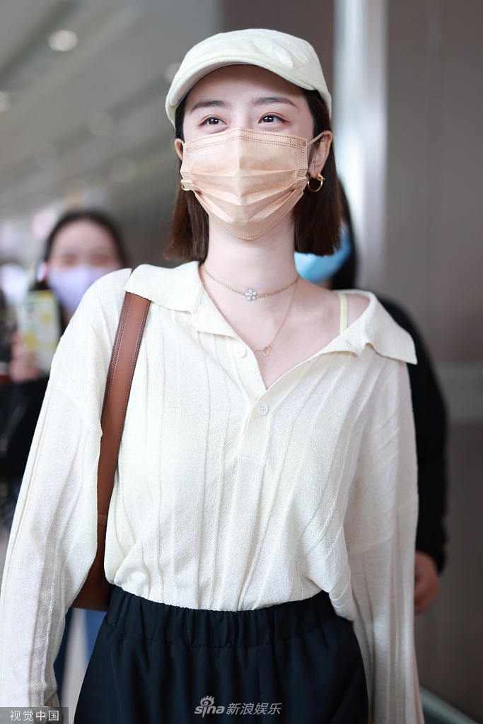 组图：赵小棠白色针织衣搭黑长裙现身短发造型知性干练第1张图片