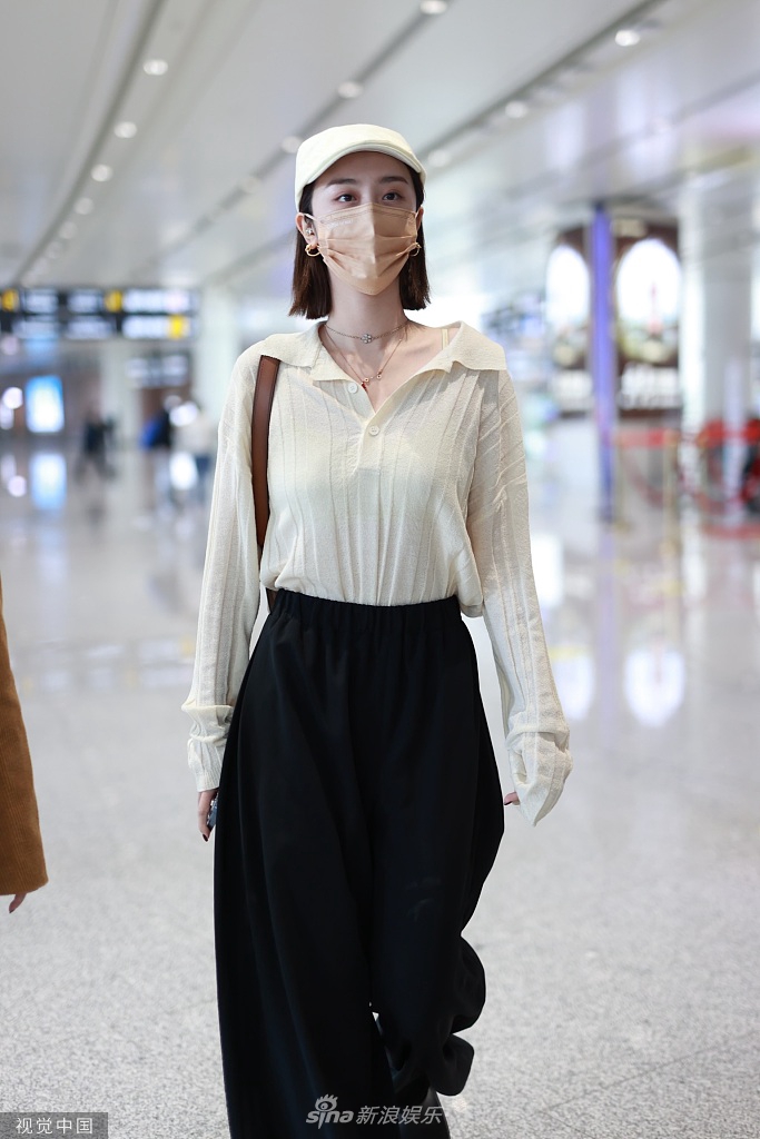 组图：赵小棠白色针织衣搭黑长裙现身短发造型知性干练第3张图片