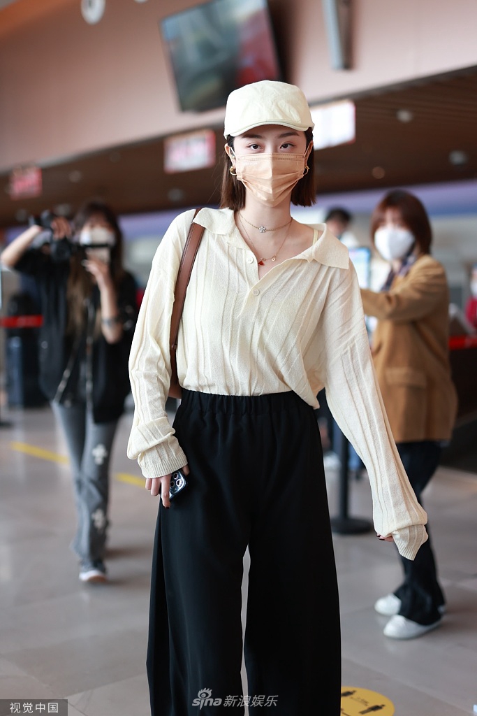 组图：赵小棠白色针织衣搭黑长裙现身短发造型知性干练第4张图片