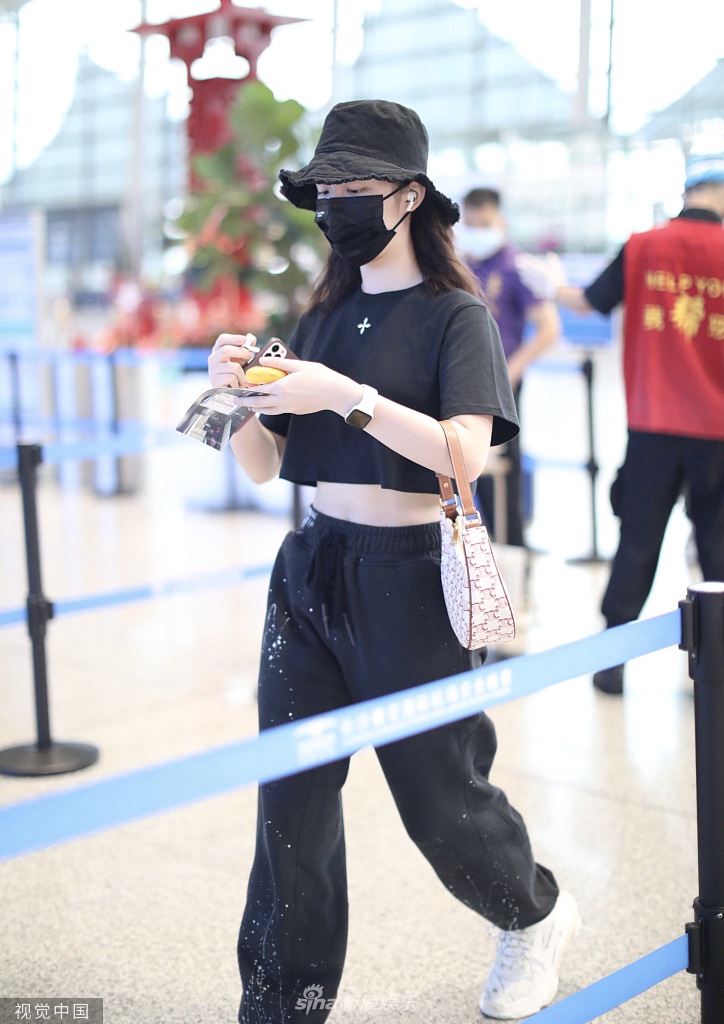 组图:邓恩熙全黑look变酷girl 穿超短上衣狂秀小蛮腰_高清图集_新浪网