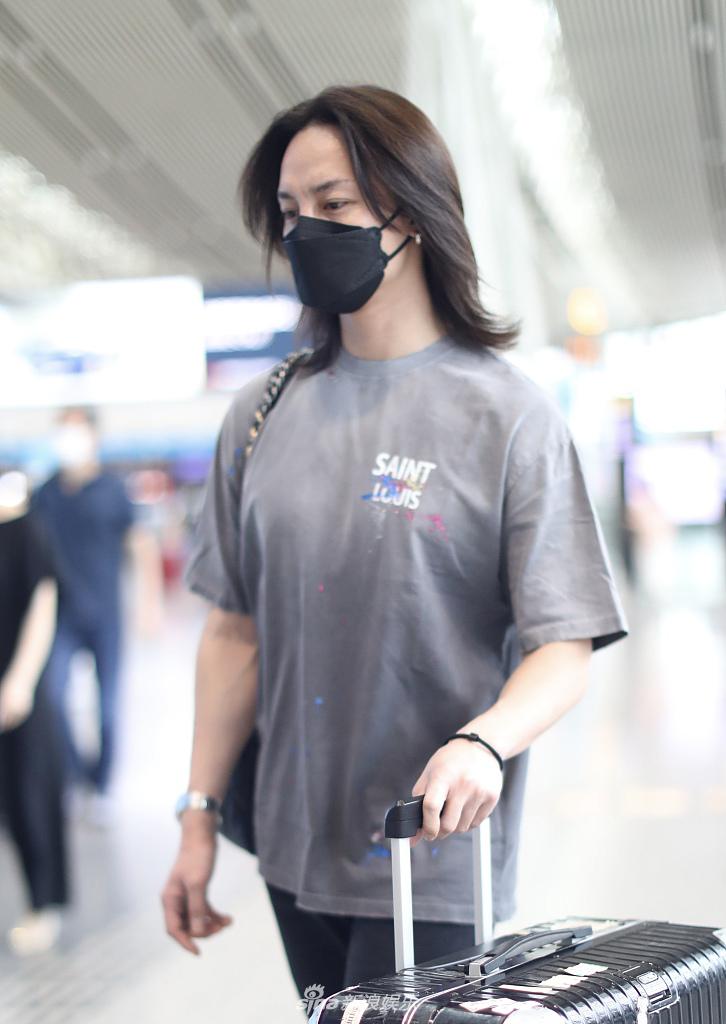 组图:尹正背链条包推行李箱赶路 长发披肩露侧颜瘦身成果显著