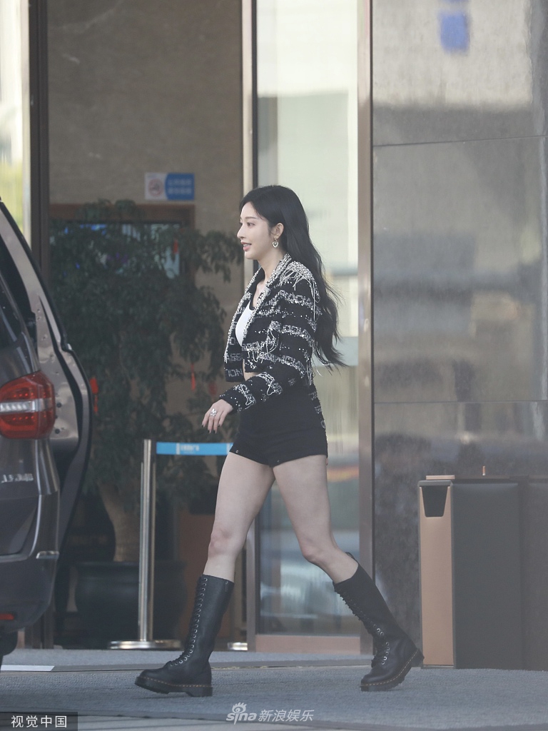 组图：《浪姐3》上班路透释出吴谨言张俪毛俊杰等现身妆容精致第1张图片