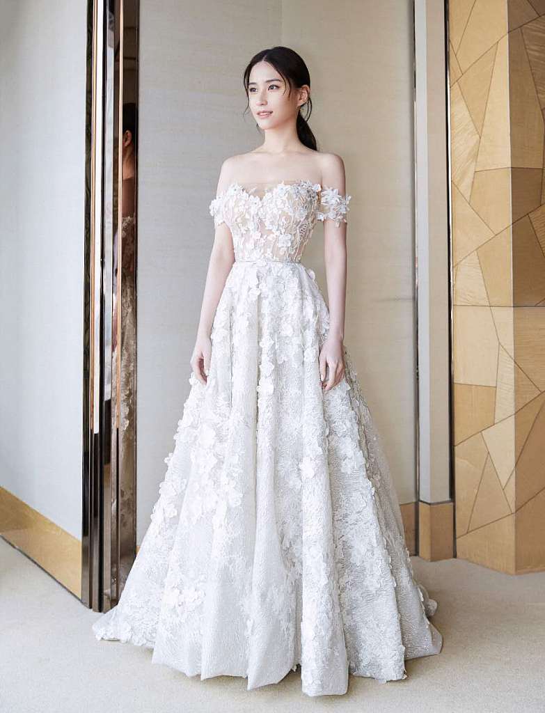 组图:今日份小仙女!何超莲穿白色拖地裙秀香肩美背