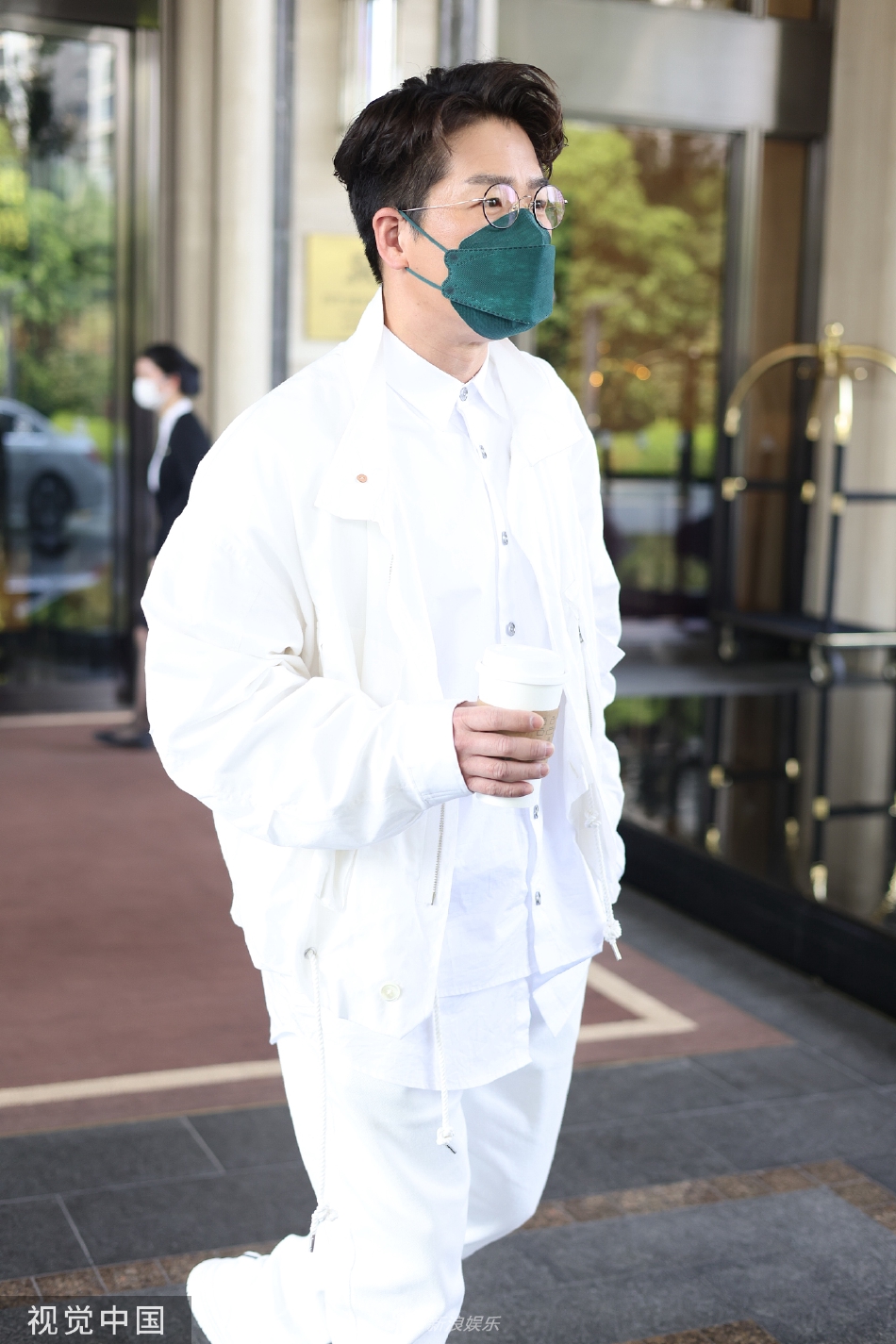 组图：林晓峰穿全白套装现身长沙手拿咖啡好似上班白领第4张图片