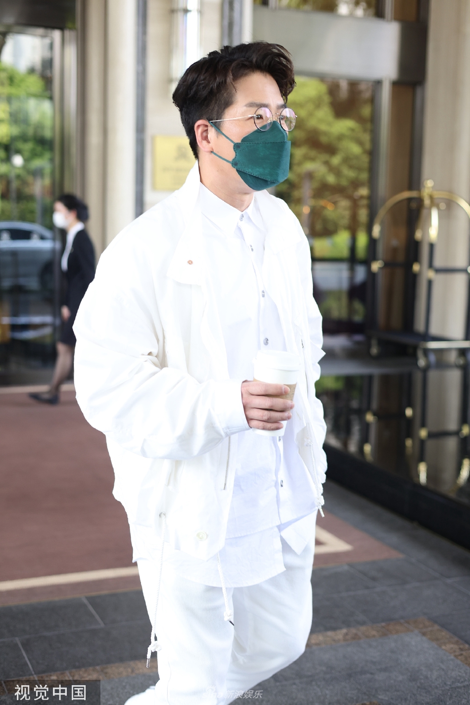 组图：林晓峰穿全白套装现身长沙手拿咖啡好似上班白领第1张图片