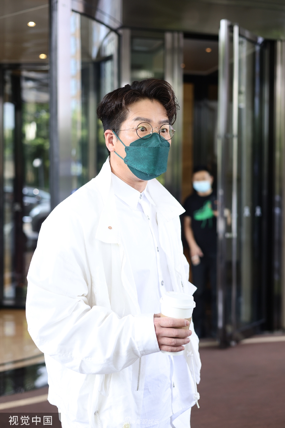 组图：林晓峰穿全白套装现身长沙手拿咖啡好似上班白领第2张图片