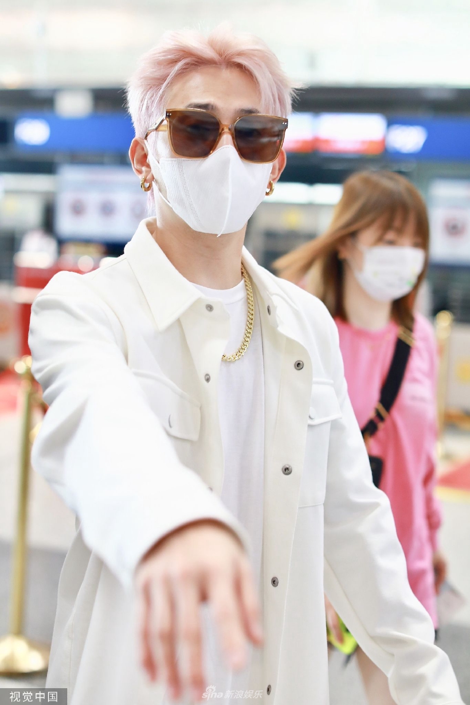 组图:符龙飞现身北京机场 白衣套装配粉发造型吸睛_高清图集_新浪网