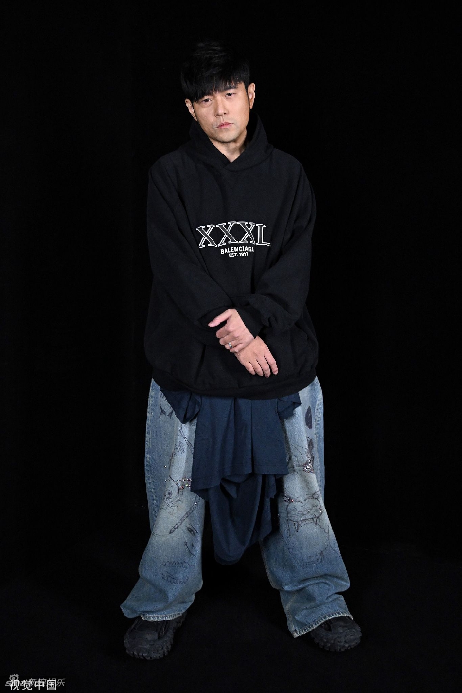 组图:周杰伦现身巴黎时装周观秀 牛仔裤前帘装饰时尚吸睛_高清图集