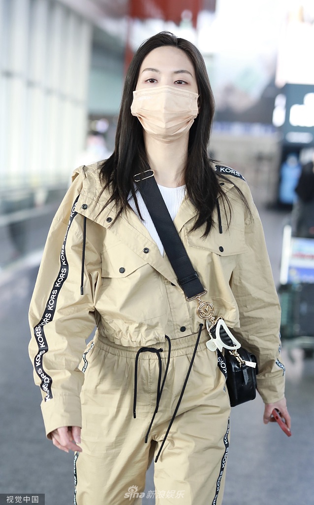 组图王霏霏穿卡其色套装现身机场随性撩发侧颜温柔迷人