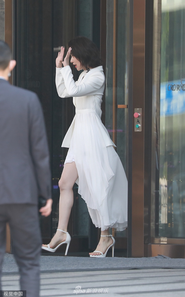 组图：《浪姐3》上班路透释出吴谨言张俪毛俊杰等现身妆容精致