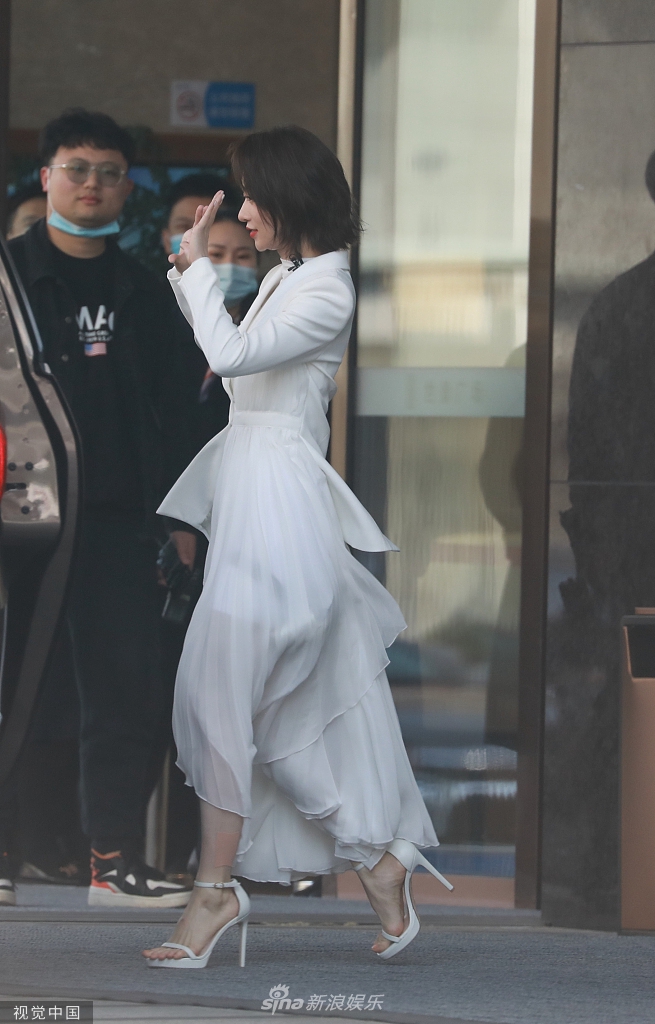 组图：《浪姐3》上班路透释出吴谨言张俪毛俊杰等现身妆容精致