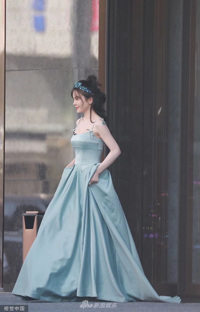 组图：《浪姐3》上班路透释出吴谨言张俪毛俊杰等现身妆容精致