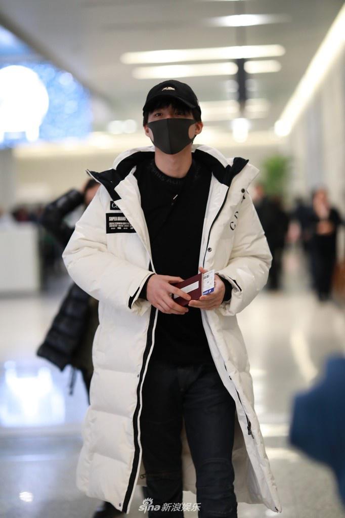 组图:刘宇宁穿白羽绒服清新养眼 边走边穿衣服姿势帅炸