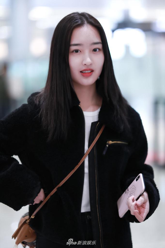 组图tfboys师妹邓恩熙长发披肩皮肤白嫩14岁清纯度爆表