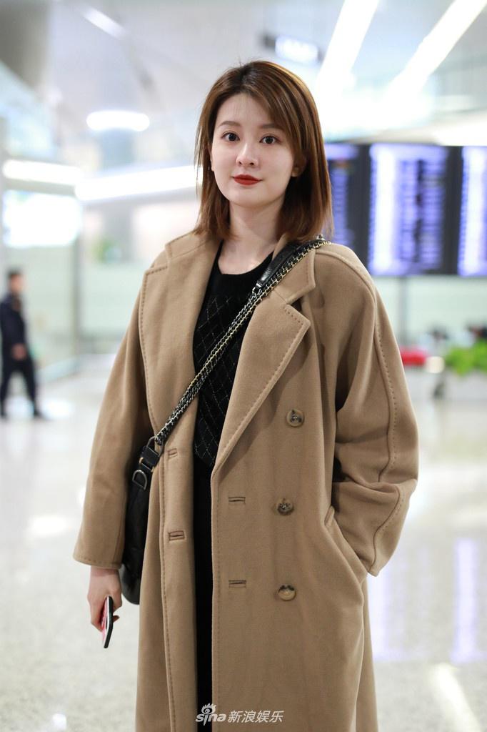 组图:乔欣唇红齿白侧颜精致 奶茶色打扮温温柔柔