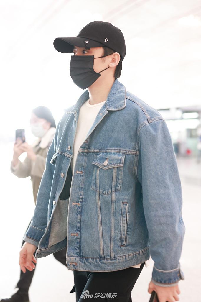 新浪娱乐讯 2021年3月22日,侯明昊现身北京机场.
