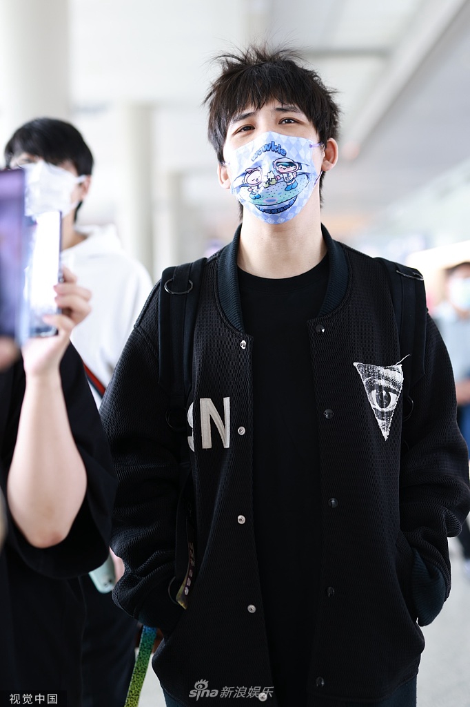组图:大张伟戴卡通口罩获迷妹追拍 一身黑色look酷范十足