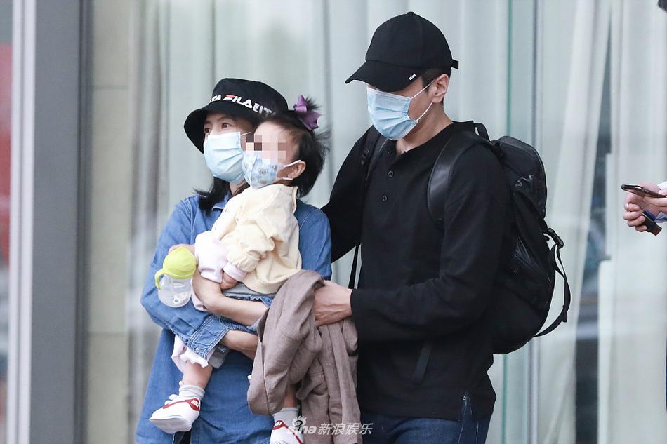 组图:赵又廷高圆圆一家三口现身 女儿乖坐爸爸怀中软萌可爱