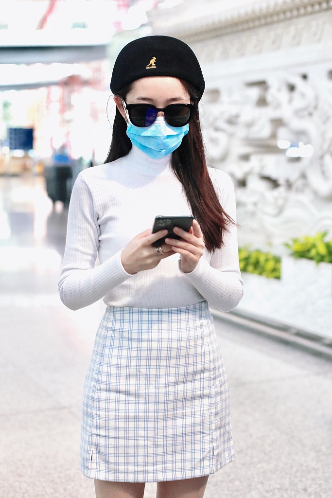 组图:蒋梦婕素颜现身穿短裙秀长腿 身材纤细白到发光