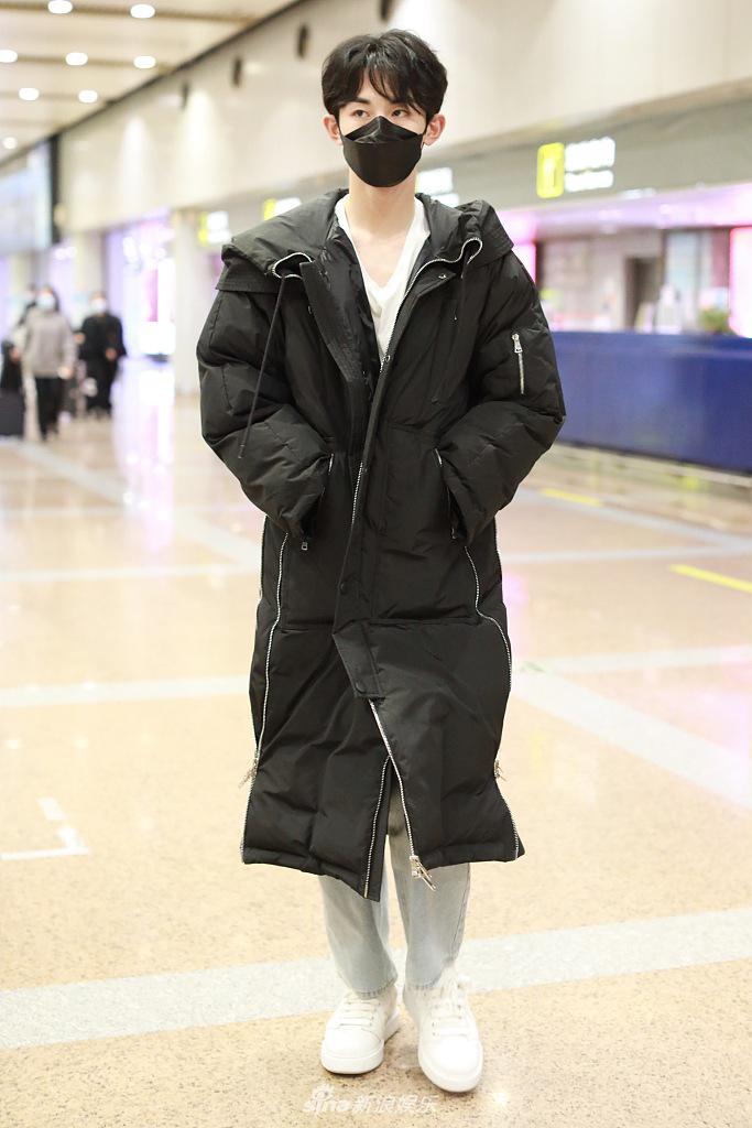 组图:郭俊辰眉目俊朗清爽现身 双手紧抓羽绒服领口御寒