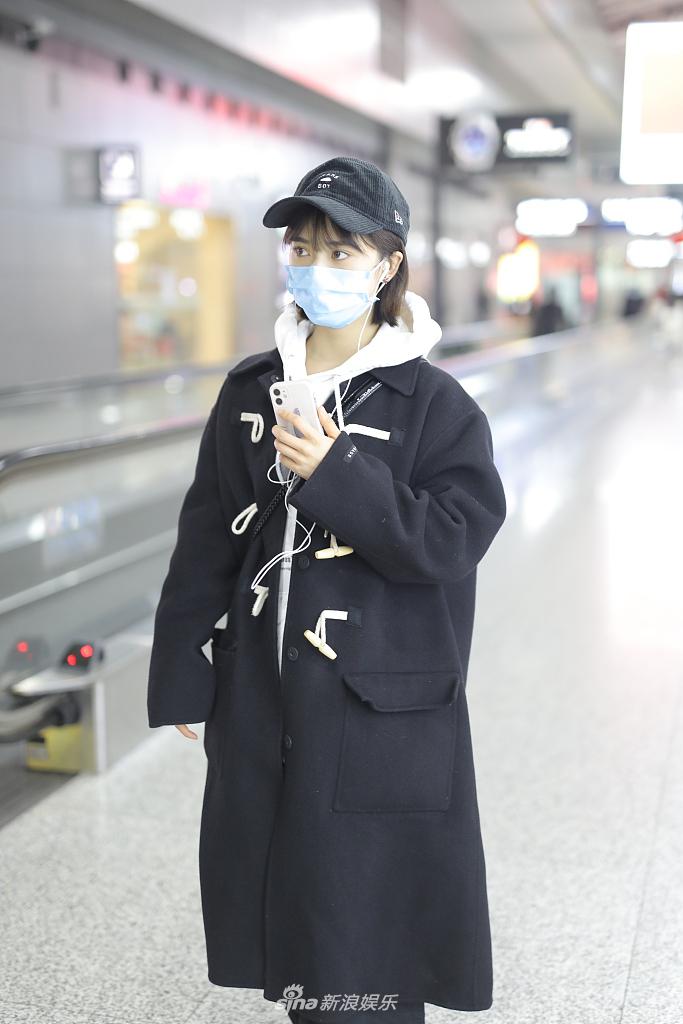 组图沈月口罩遮脸不减清秀戴棒球帽露可爱刘海少女感爆棚