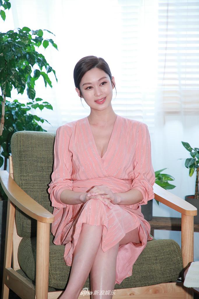 组图:岑丽香肚大如箩粉裙显温柔 孕期踩高跟鞋工作超敬业