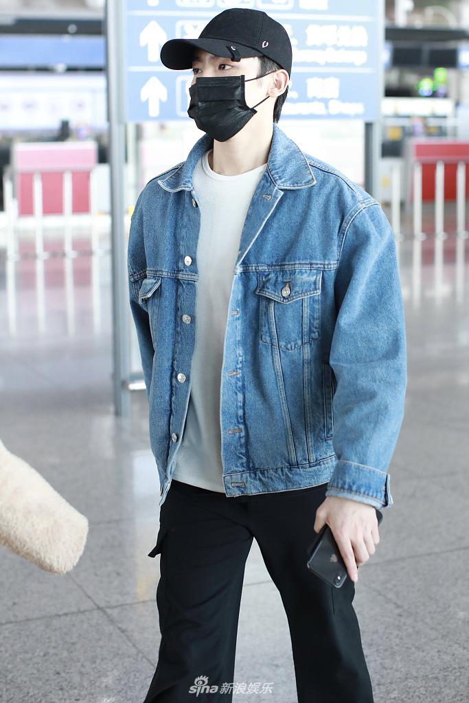 23 12:52:43 5 / 6 新浪娱乐讯 2021年3月22日,侯明昊现身北京机场.