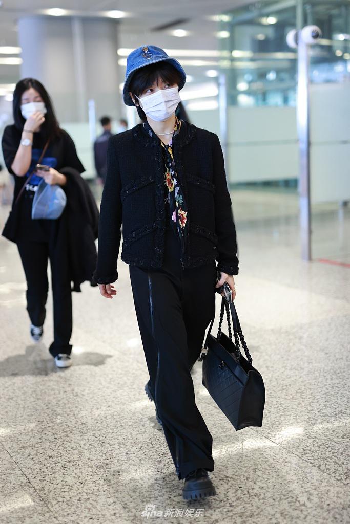 组图周笔畅戴渔夫帽装扮休闲机场拎包疾行酷劲十足