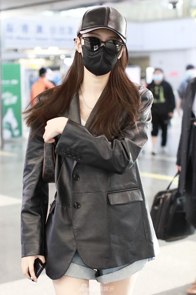 组图:孙怡皮衣配热裤又美又飒 细长美腿抢睛白到发光_高清图集_新浪网