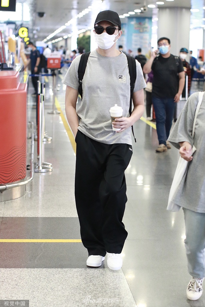 组图:49岁张智霖墨镜遮面打扮低调 穿休闲装单手插兜男神范十足