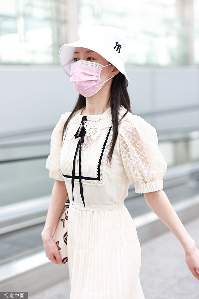 新浪娱乐讯  2021年9月16日,舒畅现身北京机场,她穿素色连衣裙显婀娜