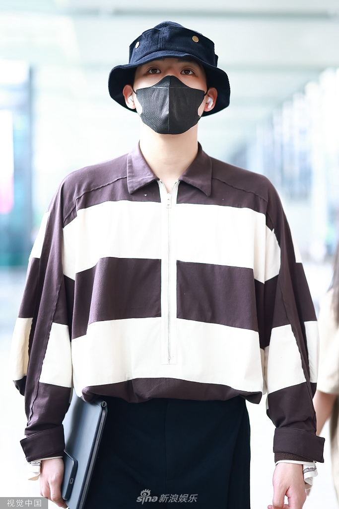 组图:王安宇戴别致渔夫帽气质清冷 条纹衫配阔腿裤身材优越