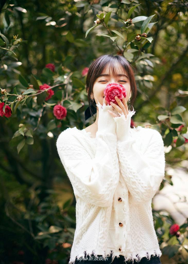 组图沈月春日穿搭清新甜美轻嗅鲜花变灵动少女