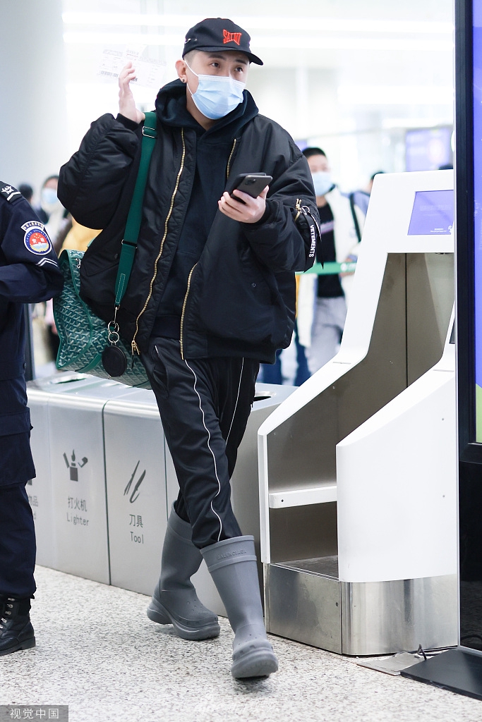 组图:尚九熙全黑look潮酷有范 大步流星不忘低头玩手机