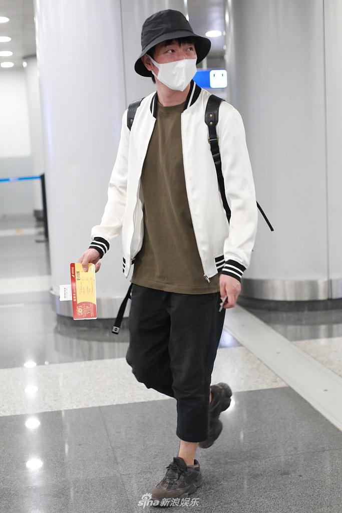 组图:凤凰传奇玲花戴金边眼镜时髦知性 和曾毅机场同框